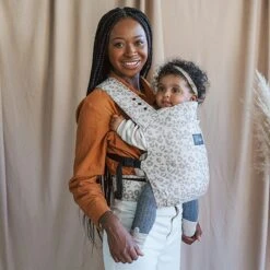 ROOKIE Baby Premium Draagzak- Design Buikdrager - Comfortabel En Ergonomisch - Pasgeboren Babydrager - Peuterdrager - Biologisch Katoen - Super Zacht - Unisex: Voor Mama En Papa (Leoprint Beige) -Kinderwagen- En Accessoirewinkel 1198x1200 20