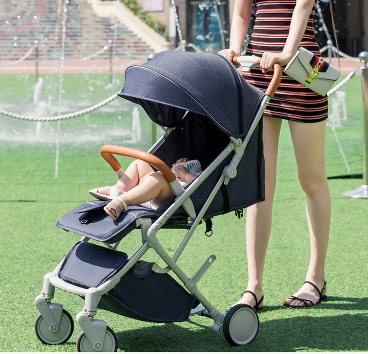 WOOSH New Buggy - Zwart - One Hand Folding - 3 Slaapstanden - Wandelwagen Tot 25 Kg - Regenhoes - Bekerhouder - Muggennet 13 WOOSH New Buggy - Zwart - One Hand Folding - 3 Slaapstanden - Wandelwagen Tot 25 Kg - Regenhoes - Bekerhouder - Muggennet - Afbeelding 11