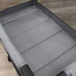 Deryan Luxe Campingbed Compleet - 120x60cm - Bodemverhoger - Verschoonblad - Opbergmand - Grijs -Kinderwagen- En Accessoirewinkel 1200x1200 1583