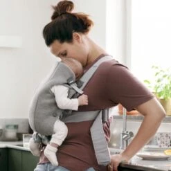 BabyBjörn Draagzak Mini - 3D Jersey - Lichtgrijs -Kinderwagen- En Accessoirewinkel 1200x1200 1877