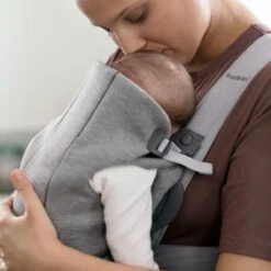 BabyBjörn Draagzak Mini - 3D Jersey - Lichtgrijs -Kinderwagen- En Accessoirewinkel 1200x1200 1879