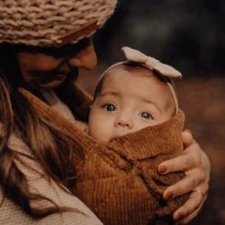 ByKay - Draagzak - Click Carrier Classic - Ribbed Velvet - Mustard Brown -Kinderwagen- En Accessoirewinkel 1200x1200 1883