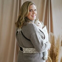 ROOKIE Baby Premium Draagzak- Design Buikdrager - Comfortabel En Ergonomisch - Pasgeboren Babydrager - Peuterdrager - Biologisch Katoen - Super Zacht - Unisex: Voor Mama En Papa (Leoprint Beige) -Kinderwagen- En Accessoirewinkel 1200x1200 1887