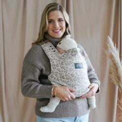 ROOKIE Baby Premium Draagzak- Design Buikdrager - Comfortabel En Ergonomisch - Pasgeboren Babydrager - Peuterdrager - Biologisch Katoen - Super Zacht - Unisex: Voor Mama En Papa (Leoprint Beige) -Kinderwagen- En Accessoirewinkel 1200x1200 1888