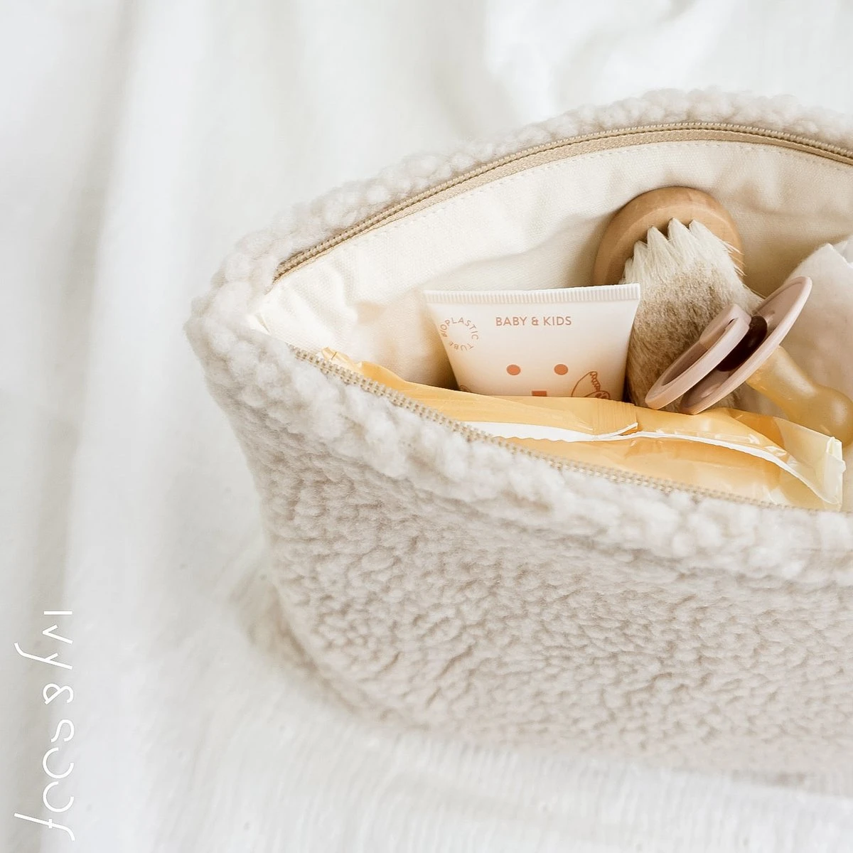 Teddy Etui | Teddy Tasje | Luier Etui | Toilettas | Beige | Ivy And Soof 4 Teddy Etui | Teddy Tasje | Luier Etui | Toilettas | Beige | Ivy And Soof - Afbeelding 2