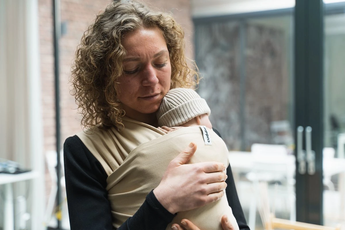 Cuddie Baby Draagdoek - Premium Organic Baby Draagdoek Gemaakt Van Bio Katoen - Newborns Tot 15 Kg - Baby Cadeau - Met Wenskaart - Sand 8 Cuddie Baby Draagdoek - Premium Organic Baby Draagdoek Gemaakt Van Bio Katoen - Newborns Tot 15 Kg - Baby Cadeau - Met Wenskaart - Sand - Afbeelding 6