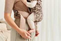 BabyBjörn Draagzak Mini - Cotton - Beige-Luipaard -Kinderwagen- En Accessoirewinkel 1200x800 103