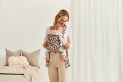 BabyBjörn Draagzak Mini - Cotton - Beige-Luipaard -Kinderwagen- En Accessoirewinkel 1200x800 104