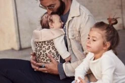 BabyBjörn Draagzak Mini - Cotton - Beige-Luipaard -Kinderwagen- En Accessoirewinkel 1200x800 105