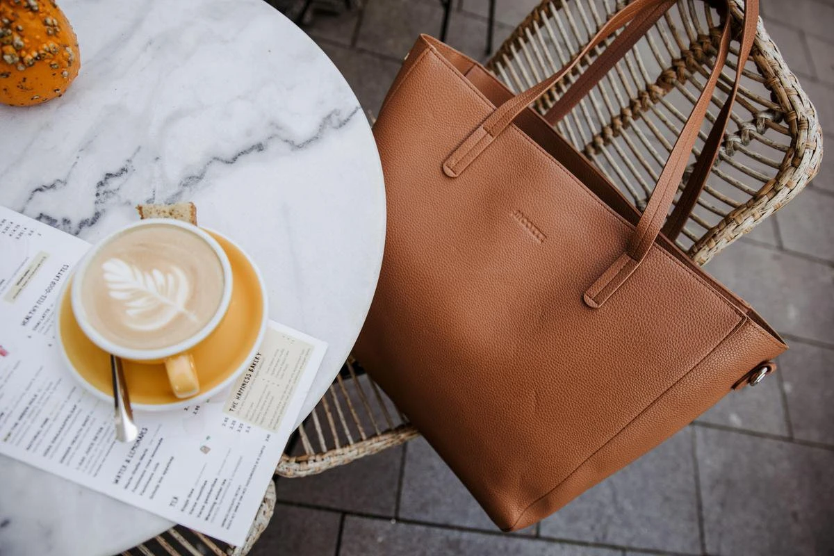 Snoozzz Luiertas Luxe Verzorgingstas – Inclusief Uitneembare Tas Organizer Met Thermovak, Stroller Hooks En Verschoningsmatje - Cognac 11 Snoozzz Luiertas Luxe Verzorgingstas – Inclusief Uitneembare Tas Organizer Met Thermovak, Stroller Hooks En Verschoningsmatje - Cognac - Afbeelding 9