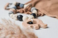 Wagenspanner Olifant - Musthave 2021 - Baby Wagenspanner Hout - Vrolijke Kinderwagenspanner - Eenvoudig Te Bevestigen - Kraamcadeau Voor Jongens En Meisjes - Baby Cadeau -Kinderwagen- En Accessoirewinkel 1200x800 17