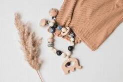 Wagenspanner Olifant - Musthave 2021 - Baby Wagenspanner Hout - Vrolijke Kinderwagenspanner - Eenvoudig Te Bevestigen - Kraamcadeau Voor Jongens En Meisjes - Baby Cadeau -Kinderwagen- En Accessoirewinkel 1200x800 18