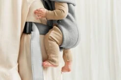 BabyBjörn Draagzak Mini - 3D Jersey - Lichtgrijs -Kinderwagen- En Accessoirewinkel 1200x800 218