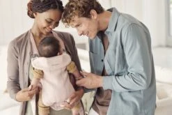 BabyBjörn Draagzak Mini - 3D Jersey - Lichtroze 17 BabyBjörn Draagzak Mini - 3D Jersey - Lichtroze -Kinderwagen- En Accessoirewinkel 1200x800 226