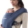 Ergobaby - Embrace - Draagzak Baby - Soft Blue - Ergonomisch Vanaf Geboorte 1 Ergobaby - Embrace - Draagzak Baby - Soft Blue - Ergonomisch Vanaf Geboorte -Kinderwagen- En Accessoirewinkel 688x1200 4