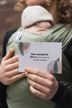 Cuddie Baby Draagdoek - Premium Organic Baby Draagdoek Gemaakt Van Bio Katoen - Newborns Tot 15 Kg - Baby Cadeau - Met Wenskaart - Olive 13 Cuddie Baby Draagdoek - Premium Organic Baby Draagdoek Gemaakt Van Bio Katoen - Newborns Tot 15 Kg - Baby Cadeau - Met Wenskaart - Olive -Kinderwagen- En Accessoirewinkel 799x1200 71