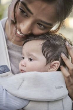 BabyBjörn Draagzak Mini - 3D Jersey - Lichtbeige -Kinderwagen- En Accessoirewinkel 800x1200 150