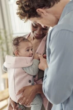 BabyBjörn Draagzak Mini - 3D Jersey - Lichtroze 25 BabyBjörn Draagzak Mini - 3D Jersey - Lichtroze -Kinderwagen- En Accessoirewinkel 800x1200 166