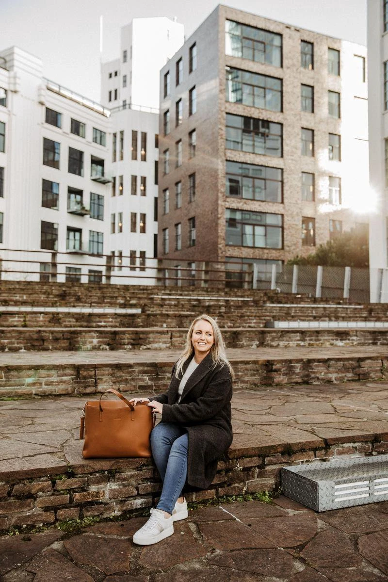 Snoozzz Luiertas Luxe Verzorgingstas – Inclusief Uitneembare Tas Organizer Met Thermovak, Stroller Hooks En Verschoningsmatje - Cognac 12 Snoozzz Luiertas Luxe Verzorgingstas – Inclusief Uitneembare Tas Organizer Met Thermovak, Stroller Hooks En Verschoningsmatje - Cognac - Afbeelding 10