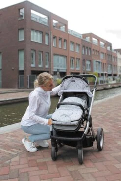 Dooky Universal Cover Zonnescherm Kinderwagen - Light Grey Crowns -Kinderwagen- En Accessoirewinkel 806x1200